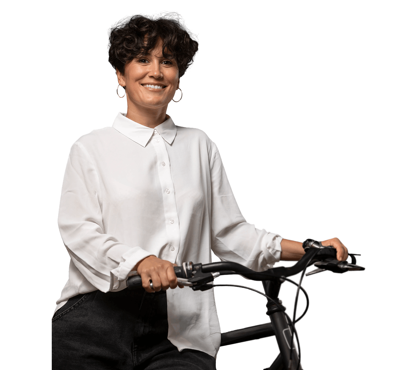 Mulher sorrindo, apoiada em sua bicicleta na rua