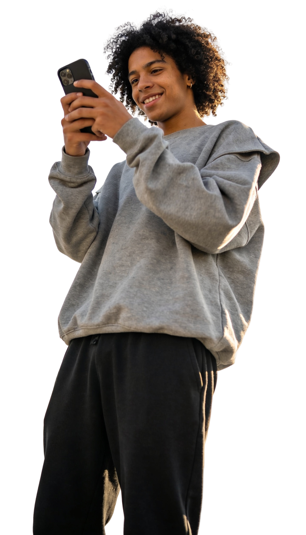 Jovem sorrindo enquanto olha o celular